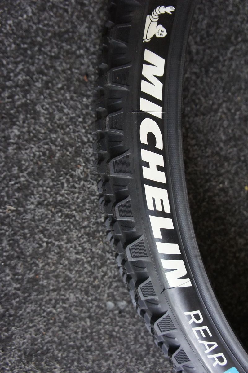 Plášť Michelin E-Wild Rear 29x2,60 (65-622) Racing Line Bead to Bead Magi-X TLR - skládací, černá