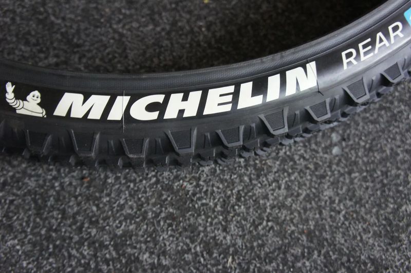Plášť Michelin E-Wild Rear 29x2,60 (65-622) Racing Line Bead to Bead Magi-X TLR - skládací, černá