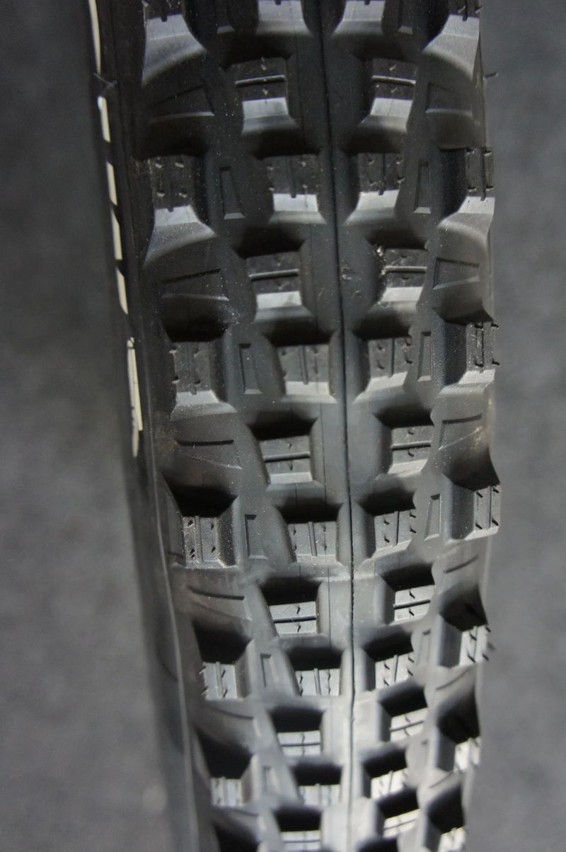 Plášť Michelin E-Wild Rear 29x2,60 (65-622) Racing Line Bead to Bead Magi-X TLR - skládací, černá