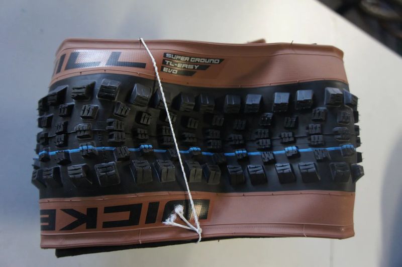 Schwalbe Wicked Will Evolution Line černý/hnědý/modrý 27,5" x 2,4"