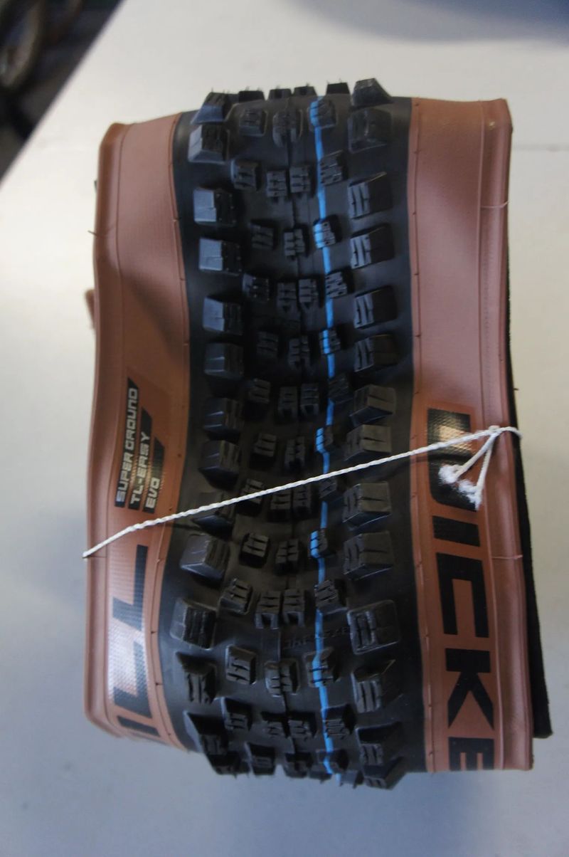 Schwalbe Wicked Will Evolution Line černý/hnědý/modrý 27,5" x 2,4"