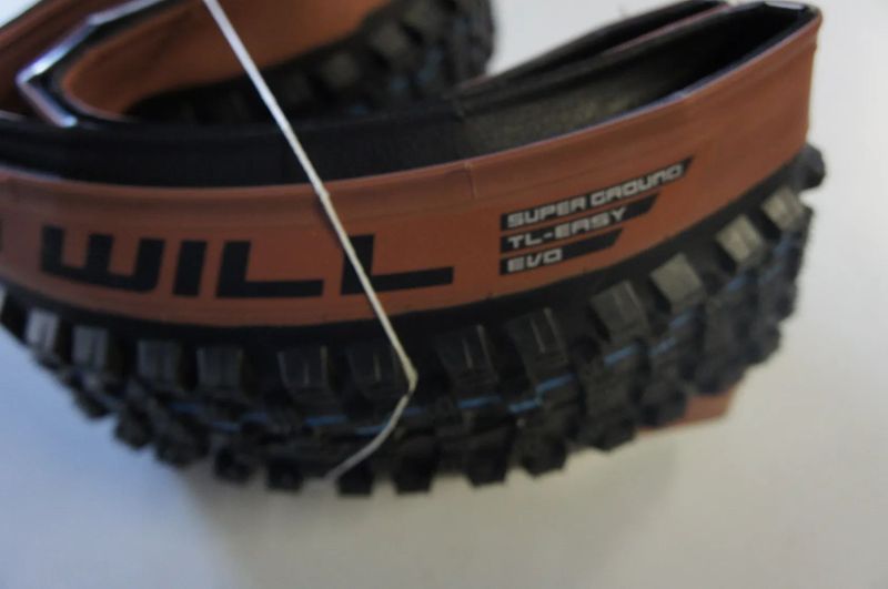 Schwalbe Wicked Will Evolution Line černý/hnědý/modrý 27,5" x 2,4"