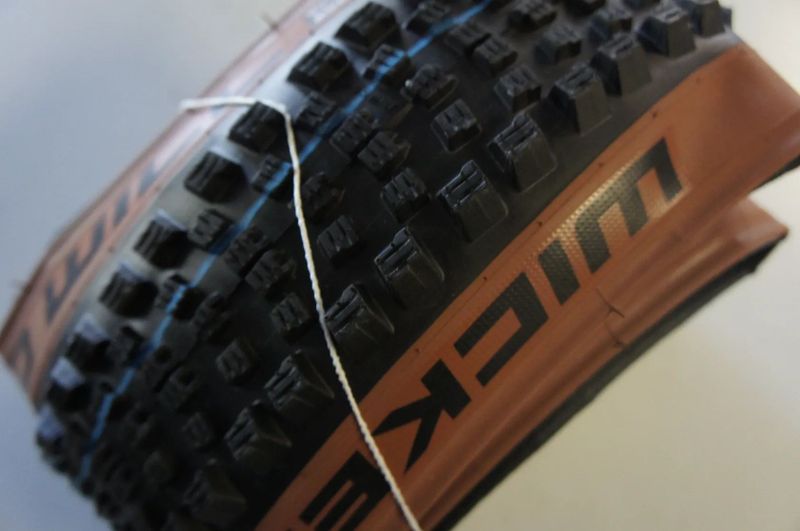 Schwalbe Wicked Will Evolution Line černý/hnědý/modrý 27,5" x 2,4"