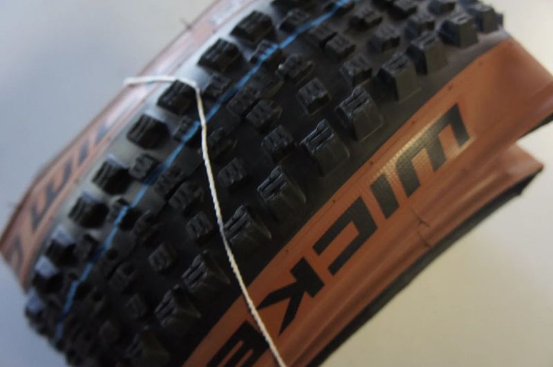 Schwalbe Wicked Will Evolution Line černý/hnědý/modrý 27,5" x 2,4"