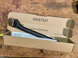 ELITA ONE Karbonová sedlovka 30.9 mm, 400 mm