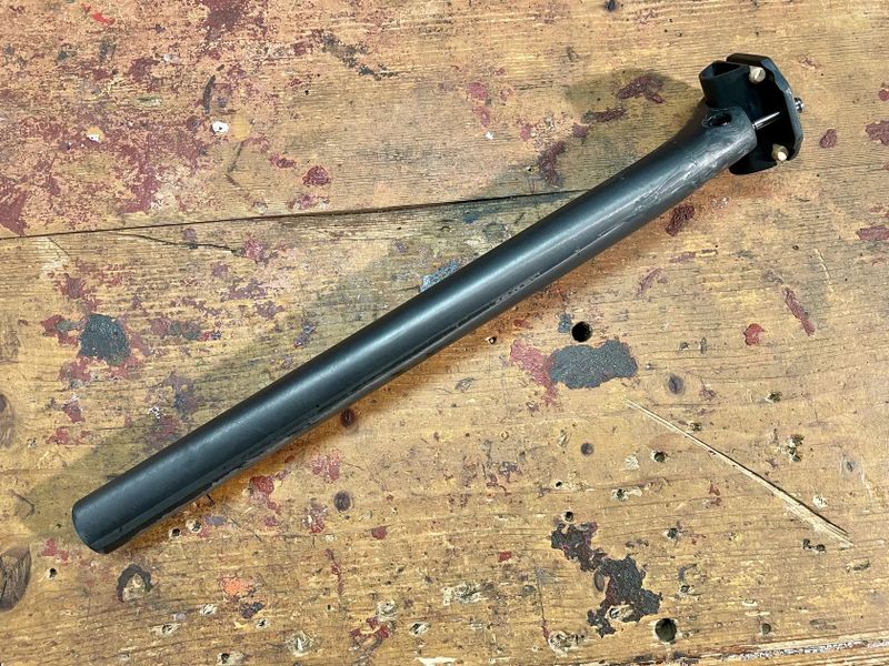 ELITA ONE Karbonová sedlovka 30.9 mm, 400 mm