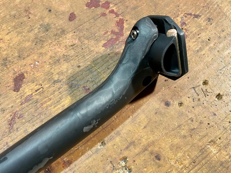 ELITA ONE Karbonová sedlovka 30.9 mm, 400 mm