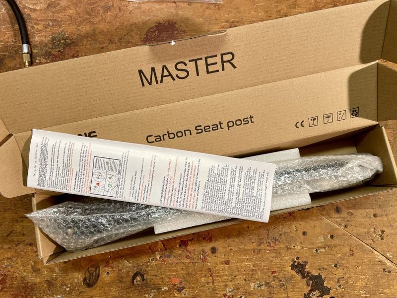 ELITA ONE Karbonová sedlovka 30.9 mm, 400 mm