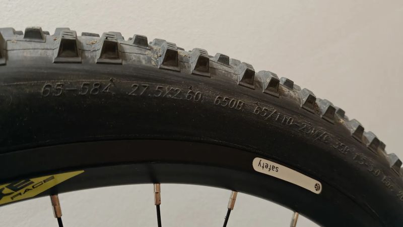 Trailový hardtail Leader Fox Belmont 27,5+