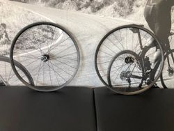 Nová zapletená kola Axis Elite