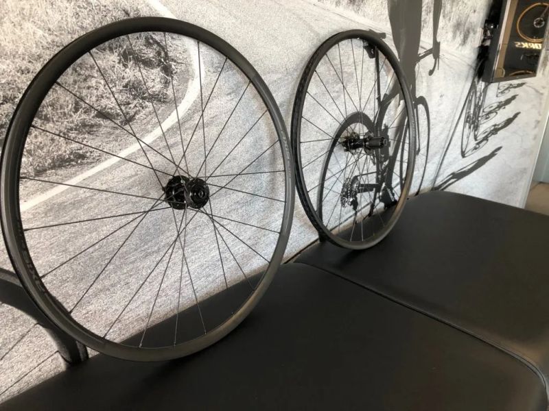 Nová zapletená kola Axis Elite