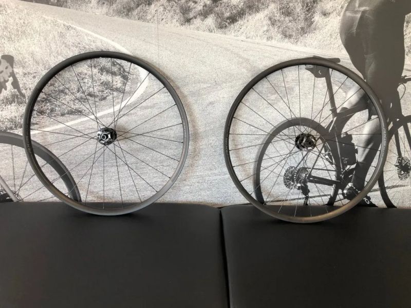 Nová zapletená kola Axis Elite