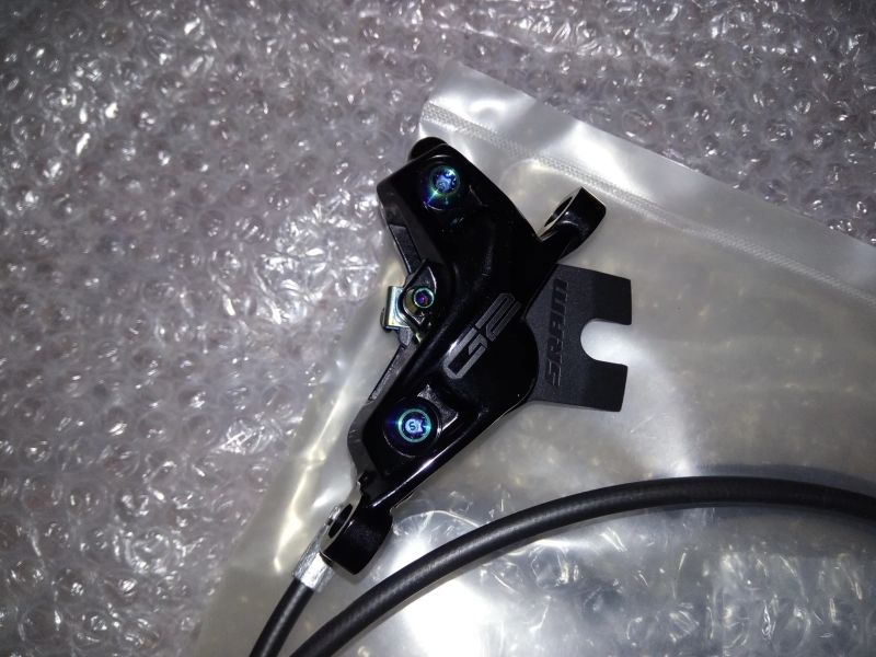 Nové brzdy SRAM G2 Ultimate Carbon Rainbow, 4 písty