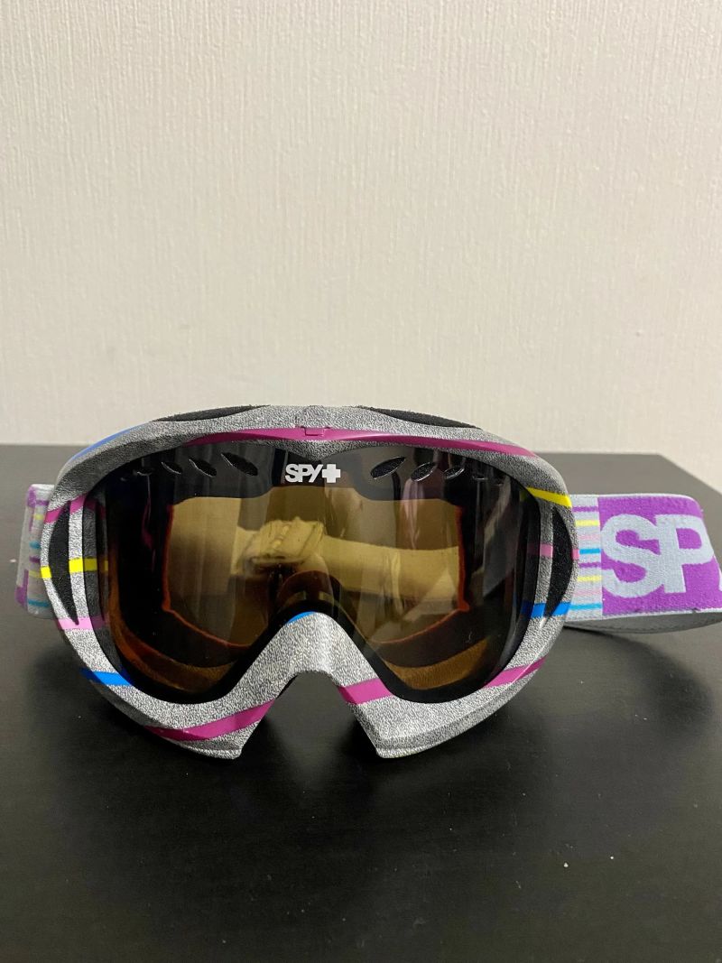 Dámské lyžařské/snowboardové vybavení (helma, brýle, rukavice)