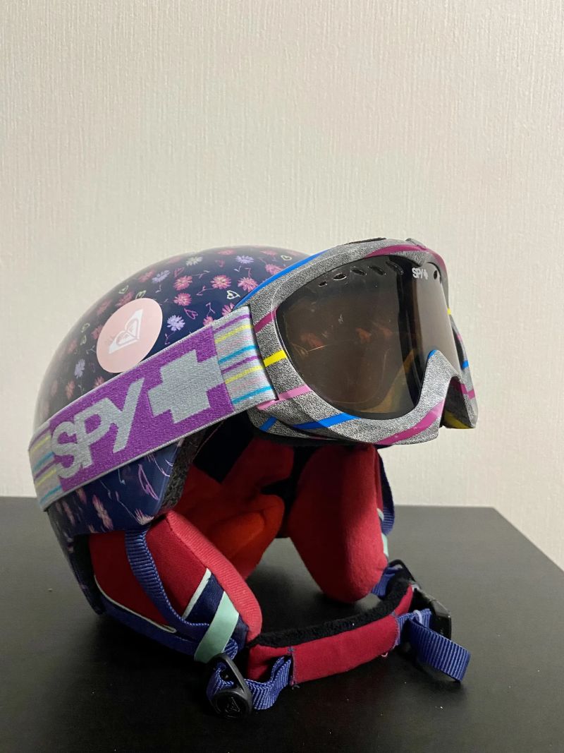 Dámské lyžařské/snowboardové vybavení (helma, brýle, rukavice)