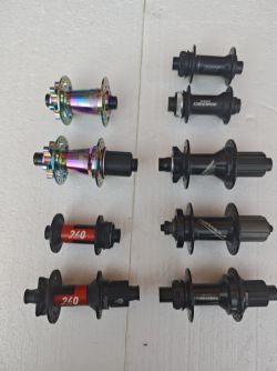 Náboje přední a zadní různé 