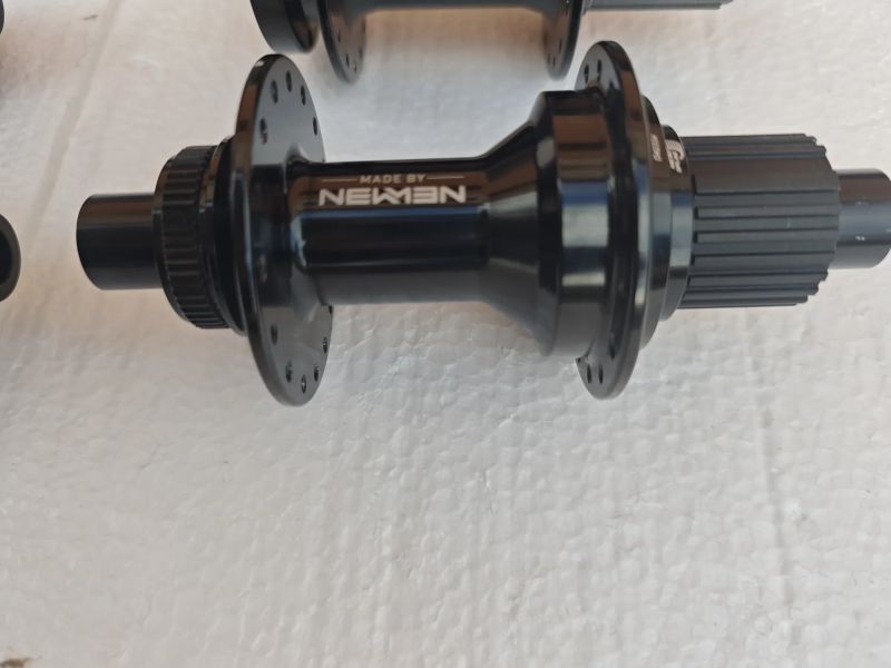 Náboje přední a zadní různé 