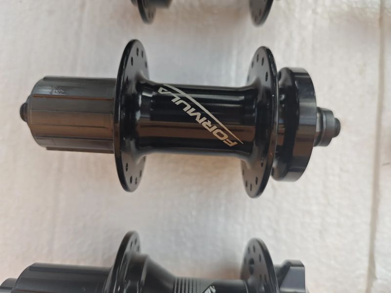 Náboje přední a zadní různé 