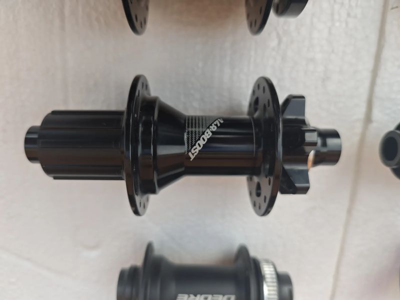 Náboje přední a zadní různé 