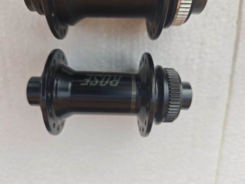 Náboje přední a zadní různé 