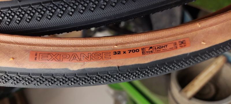 Plášť WTB Expanse 700x32(622x32) TCS Light/Fast Rolling černá/hnědá