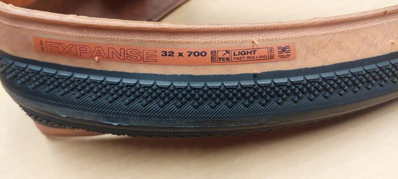 Plášť WTB Expanse 700x32(622x32) TCS Light/Fast Rolling černá/hnědá