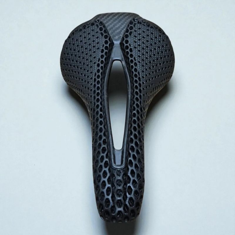 Carbonix Aero 1.0 – 3D tištěné Ultra lehké karbonové silniční sedlo (150g!)