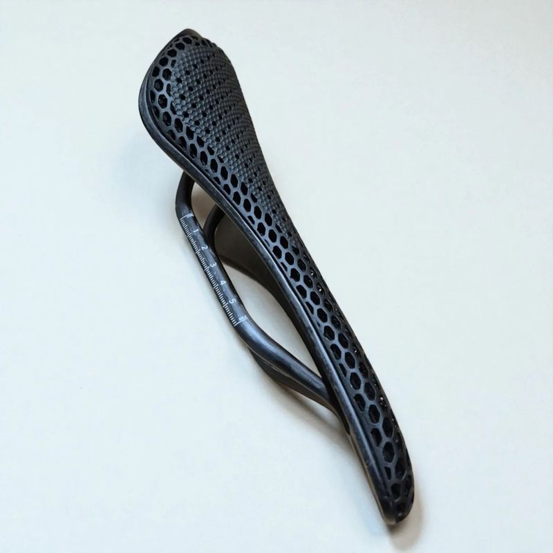 Carbonix Aero 1.0 – 3D tištěné Ultra lehké karbonové silniční sedlo (150g!)