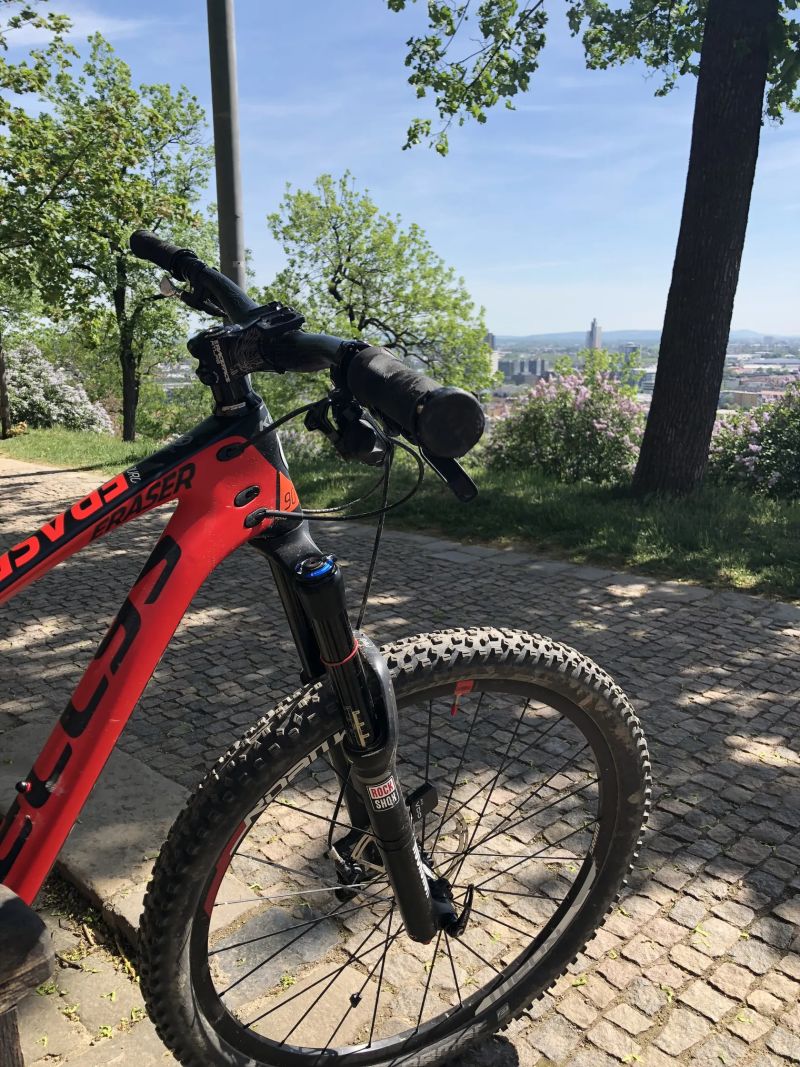 Celoodpružené karbonové kolo 12,3 kg