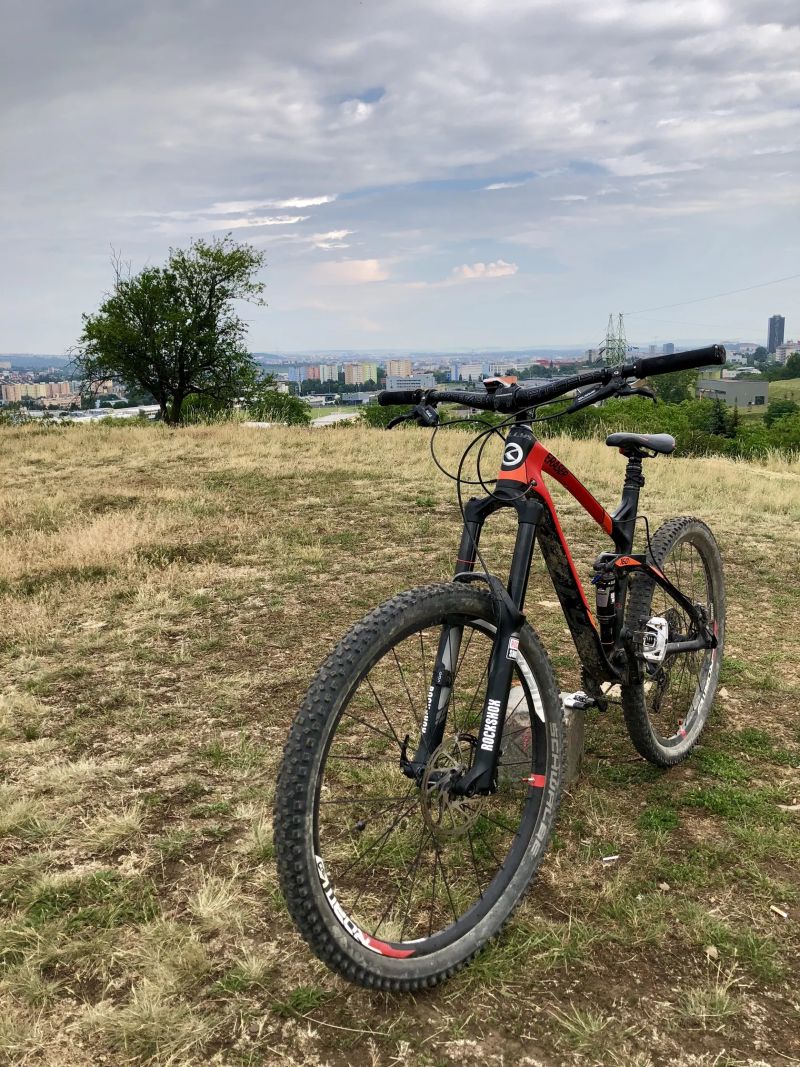 Celoodpružené karbonové kolo 12,3 kg