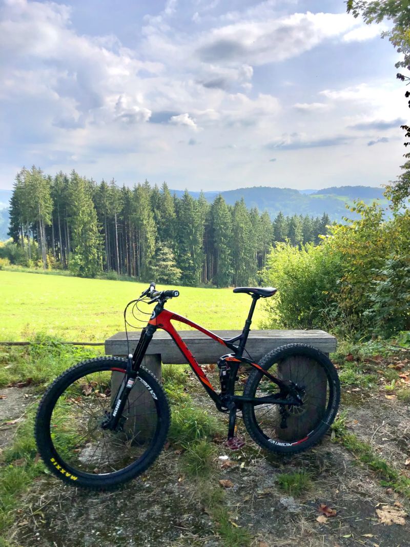 Celoodpružené karbonové kolo 12,3 kg