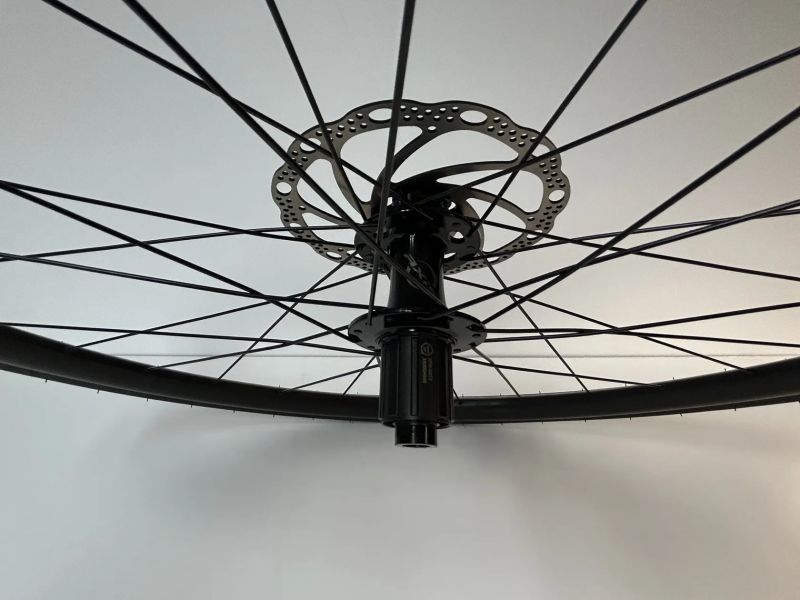 Nová zapletená kola Axis Sport Disc s kotouči a plášti