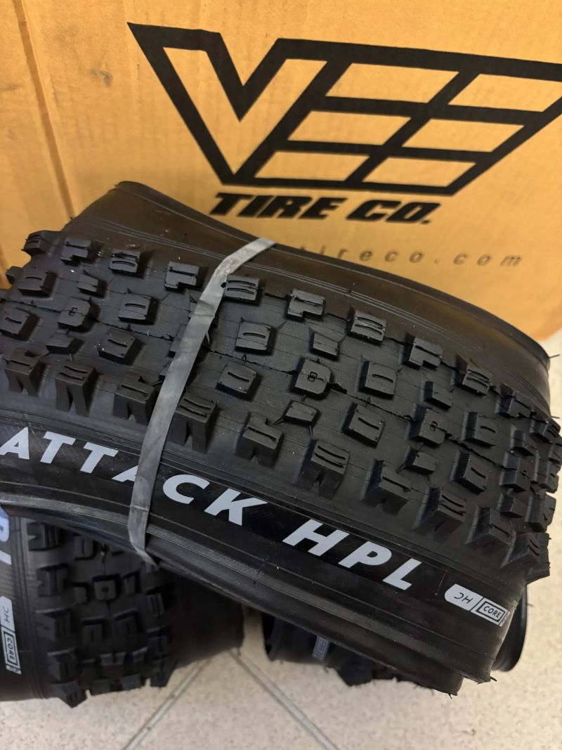 Vee Tire Co - nové pneumatiky, 27,5" a 29"