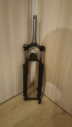 SR Suntour Xcm 34 se zamykání na řídítkach