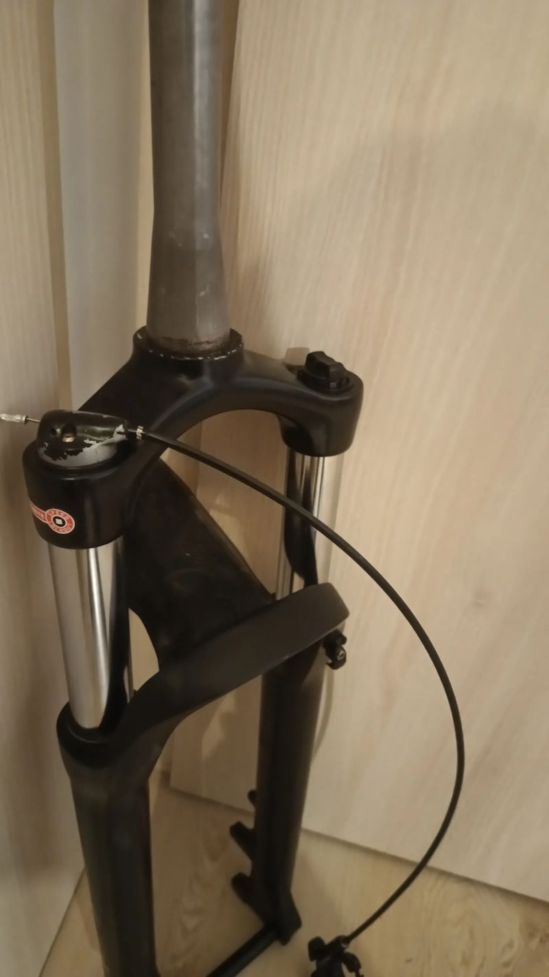 SR Suntour Xcm 34 se zamykání na řídítkach