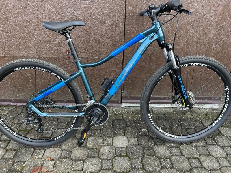 Prodám jako nové najeto max. 80 km, dámské horské kolo Ghost 27,5´´ koplet Shimano