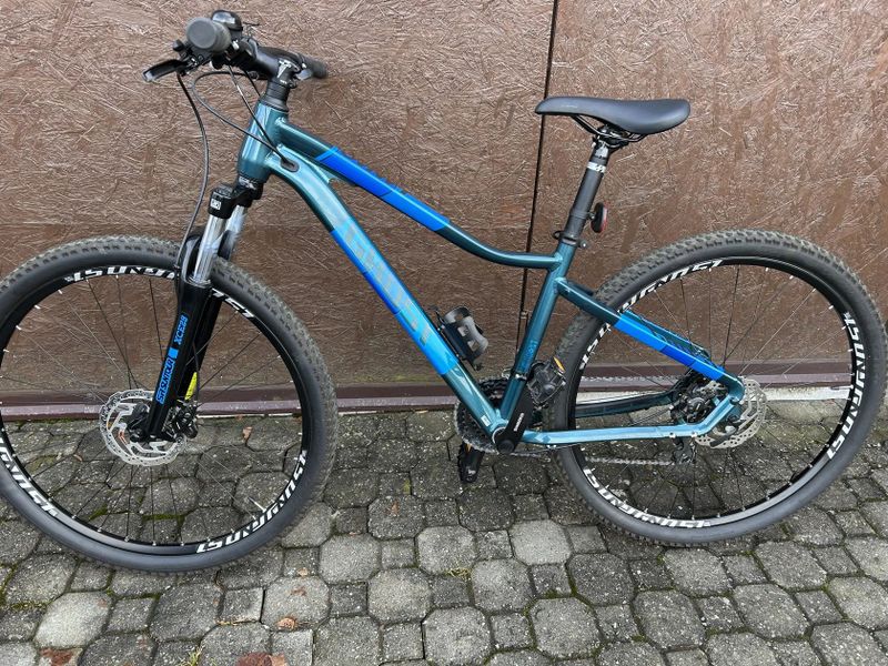 Prodám jako nové najeto max. 80 km, dámské horské kolo Ghost 27,5´´ koplet Shimano