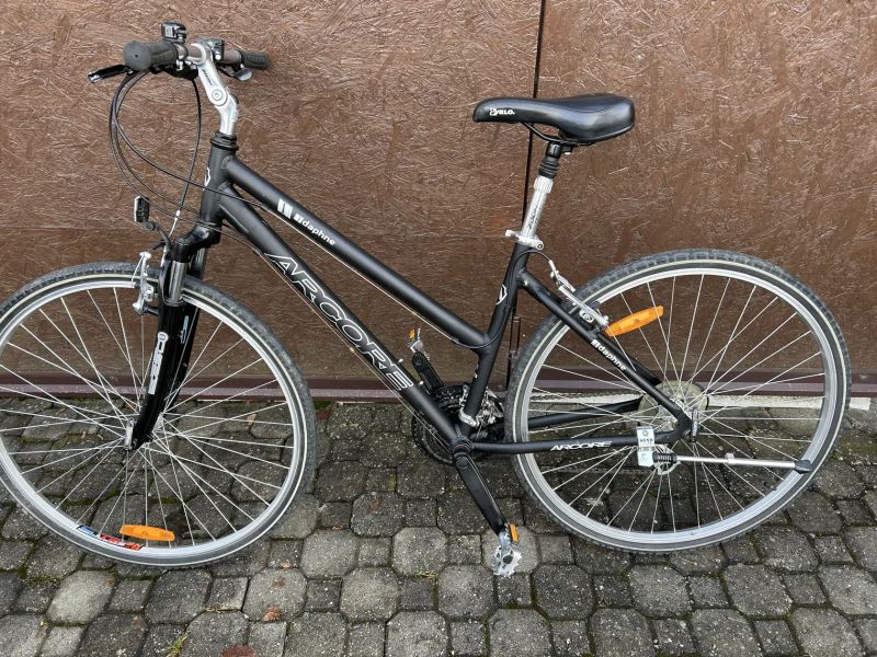 Prodám dámské Alu kolo s odpruženou přední vidlicí a sedlovkou ve výborném stavu, najeto do 100 km