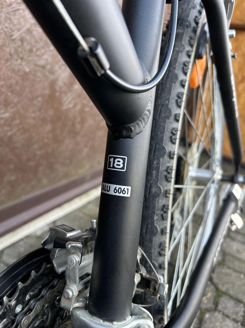 Prodám dámské Alu kolo s odpruženou přední vidlicí a sedlovkou ve výborném stavu, najeto do 100 km