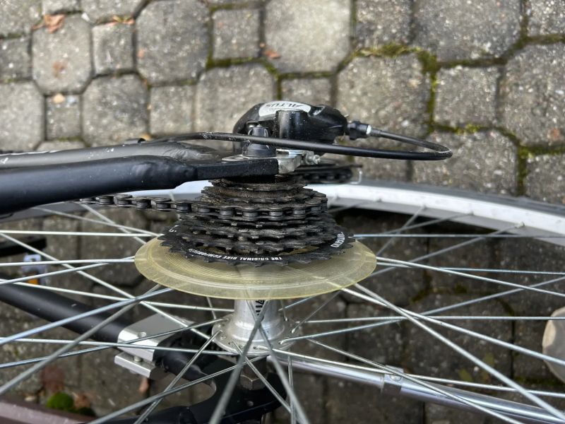 Prodám dámské Alu kolo s odpruženou přední vidlicí a sedlovkou ve výborném stavu, najeto do 100 km