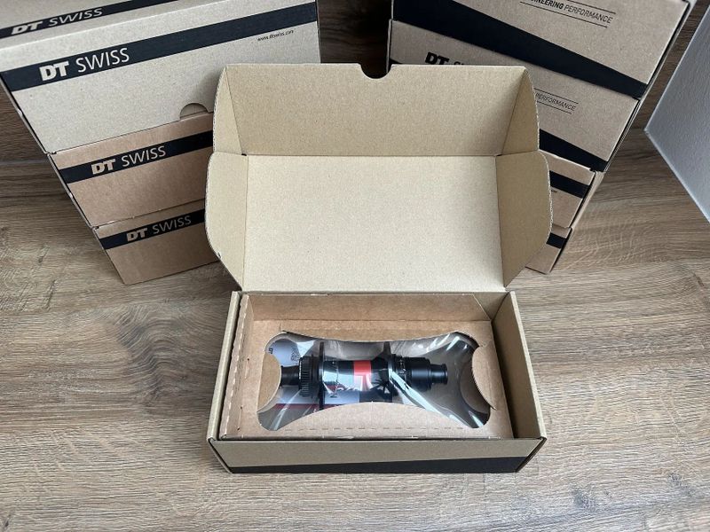 DT Swiss 240 přední i zadní náboje