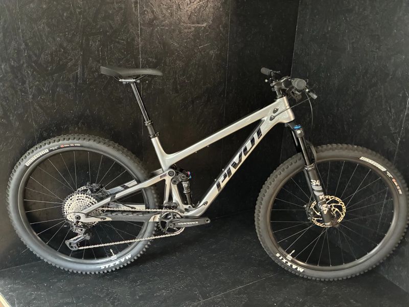 Pivot Cycles Trail 429 Race