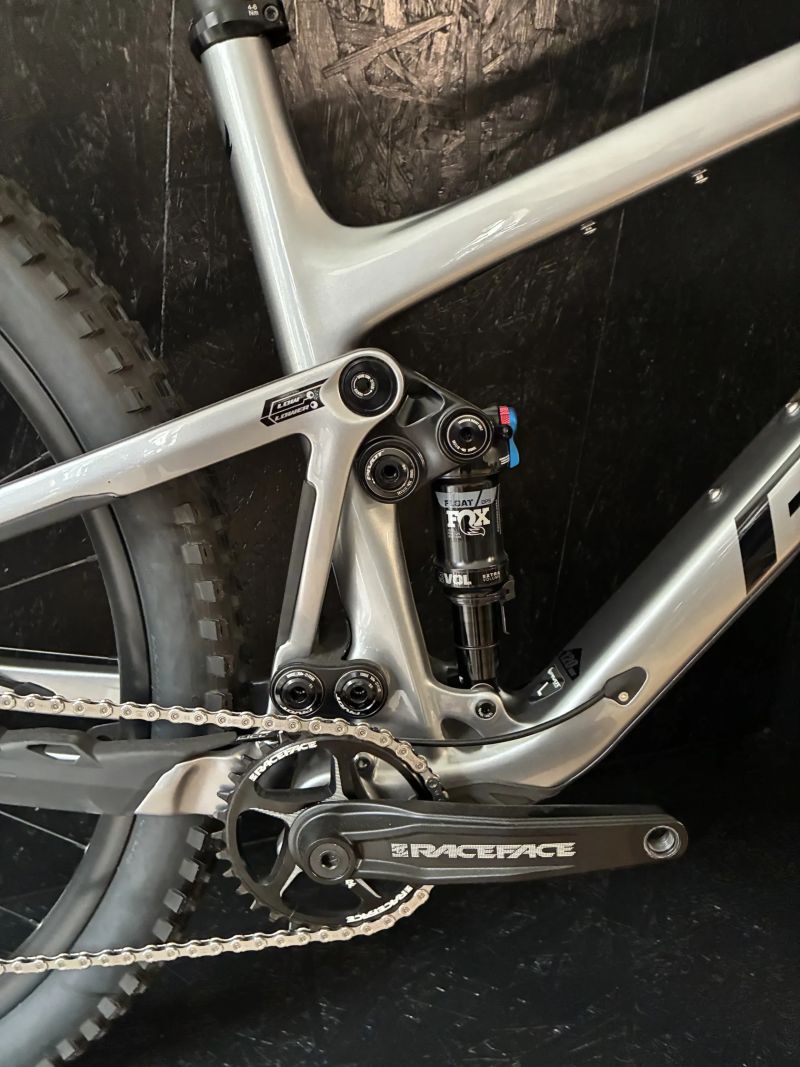 Pivot Cycles Trail 429 Race