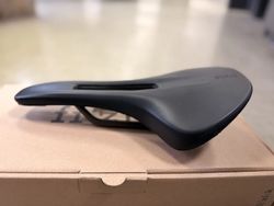 Fi'zi:k VENTO ANTARES R1, karbonové lyžiny, šířka 150mm