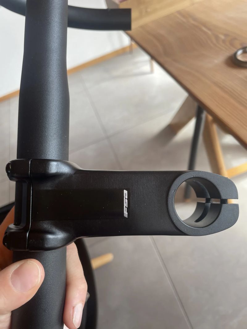 Nová silniční řídítka a hlavové složení 