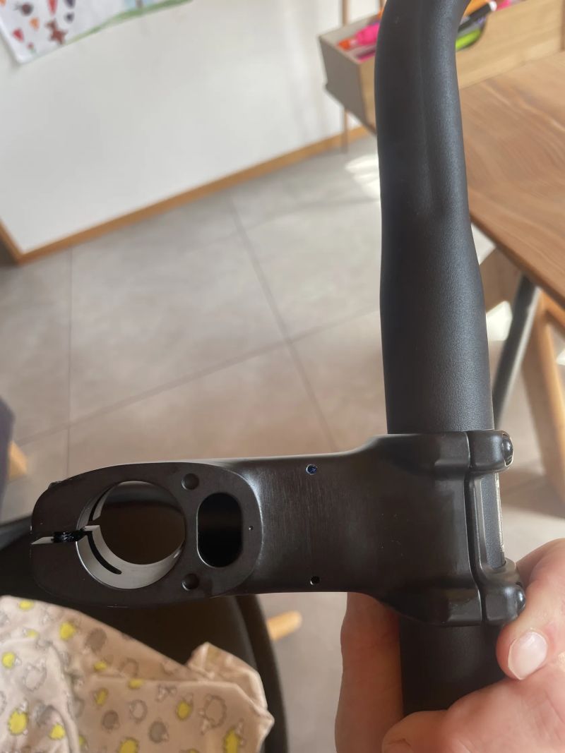 Nová silniční řídítka a hlavové složení 