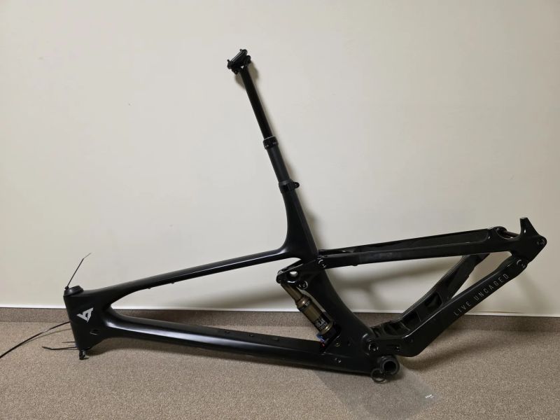 Rámová sada YT IZZO + Fox Transfer Kashima