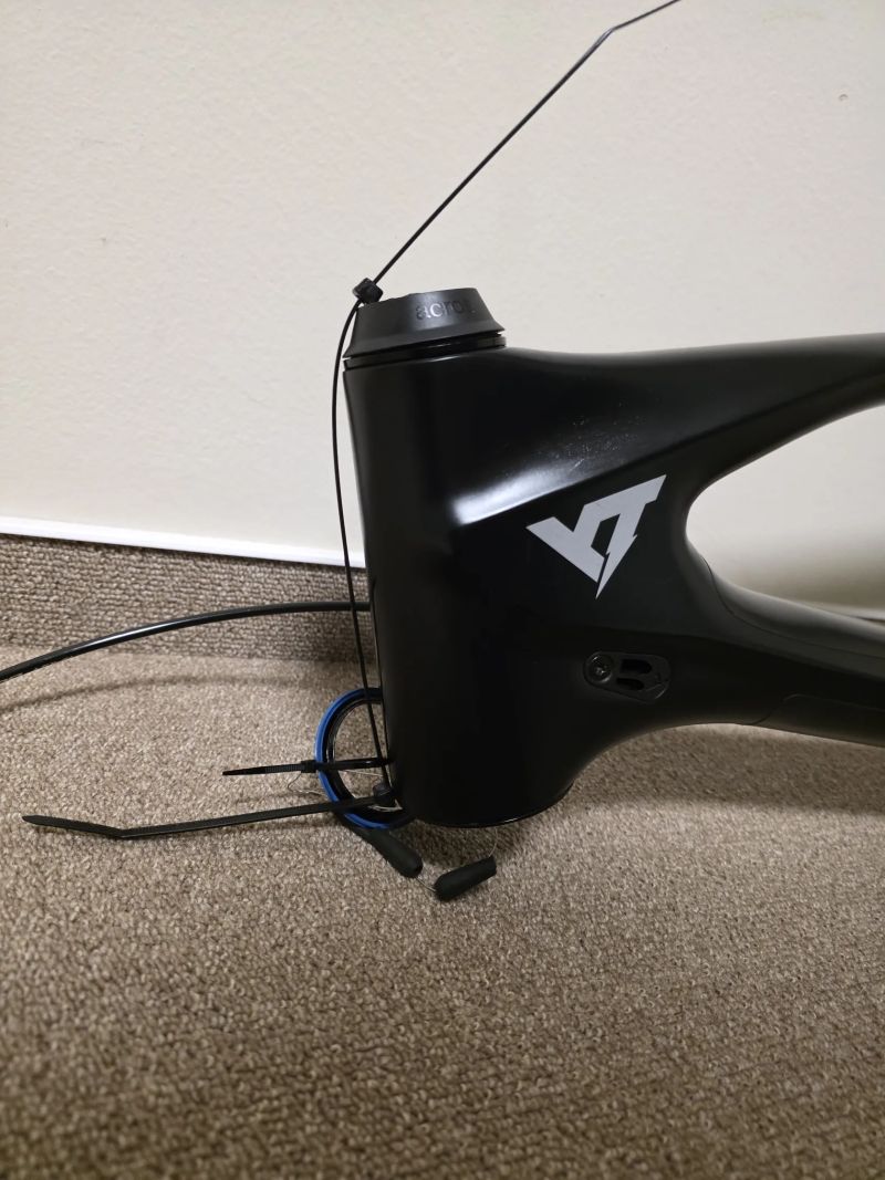 Rámová sada YT IZZO + Fox Transfer Kashima