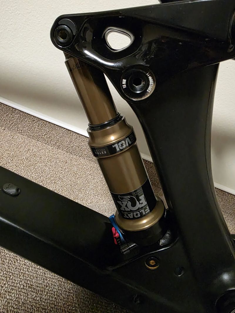 Rámová sada YT IZZO + Fox Transfer Kashima