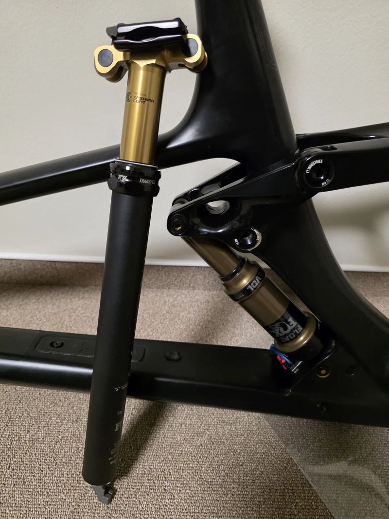 Rámová sada YT IZZO + Fox Transfer Kashima